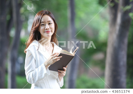 Asian young Korean woman, beauty facial expression, reading, autumn, book, reading, purity, pretty 43651374
