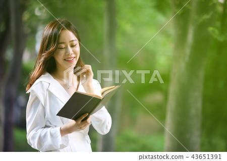 Asian young Korean woman, beauty facial expression, reading, autumn, book, reading, purity, pretty 43651391