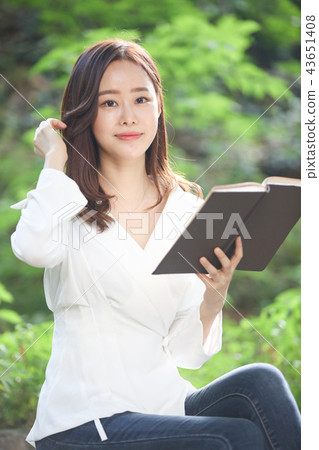 亞洲年輕韓國女人,美容面部表情,閱讀,秋天,書,閱讀,純度,漂亮 亞洲年輕韓國女人,美容面部表情,閱讀,秋天,書,閱讀,純度,漂亮 43651408