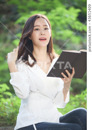 Asian young Korean woman, beauty facial expression, reading, autumn, book, reading, purity, pretty 43651409