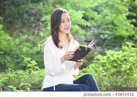 Asian young Korean woman, beauty facial expression, reading, autumn, book, reading, purity, pretty 43651418