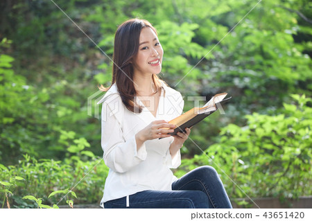 Asian young Korean woman, beauty facial expression, reading, autumn, book, reading, purity, pretty Asian young Korean woman, beauty facial expression, reading, autumn, book, reading, purity, pretty 43651420