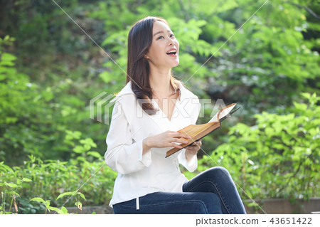Asian young Korean woman, beauty facial expression, reading, autumn, book, reading, purity, pretty 43651422