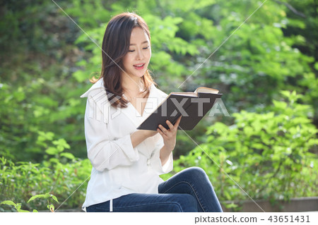 Asian young Korean woman, beauty facial expression, reading, autumn, book, reading, purity, pretty 43651431