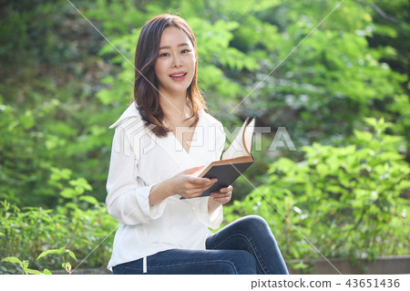 Asian young Korean woman, beauty facial expression, reading, autumn, book, reading, purity, pretty 43651436