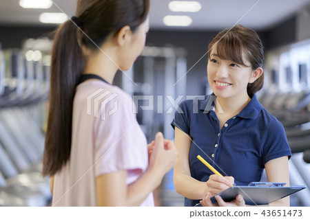 Gym instructor woman 43651473