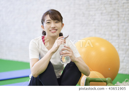 平衡球健身房女性 平衡球健身房女性 43651905