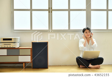 聽音樂客廳的婦女 43652155