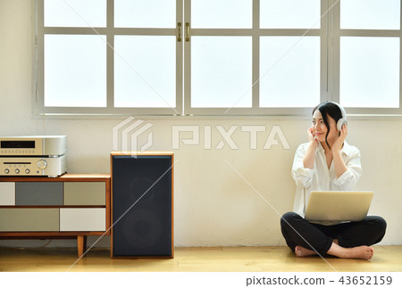 female, lady, woman 43652159