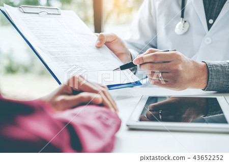 Doctors and patients sit and talk. At the table 43652252