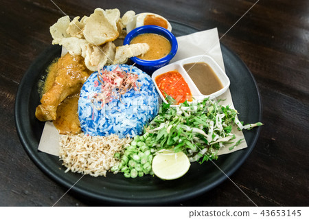 Nasi Kerabu with chicken and cordiments 43653145