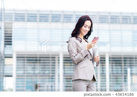 Business woman (smartphone) 43654186
