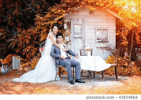 Happy romantic married couple Happy romantic married couple 43654668