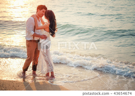 Happy romantic couple on the beach 43654674