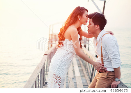 Happy romantic couple on the beach 43654675