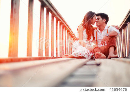 Happy romantic couple on the beach 43654676