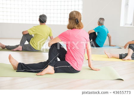 四個日本高級男性和女性在玩瑜伽 43655773