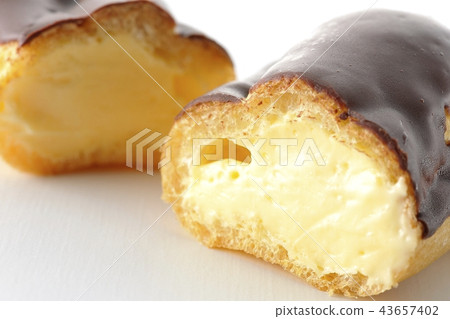 Cut eclair 43657402