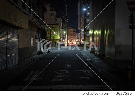 回到了夜晚的小巷 43657550