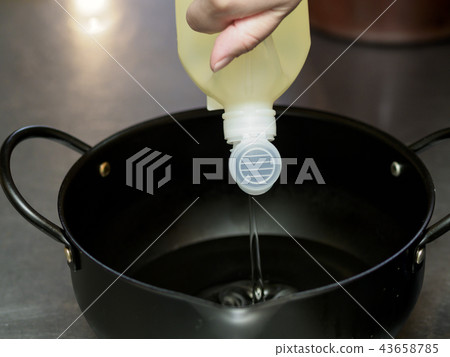 油倒入鍋中 43658785