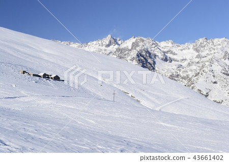 Old pasture huts in scenic winter background Old pasture huts in scenic winter background 43661402