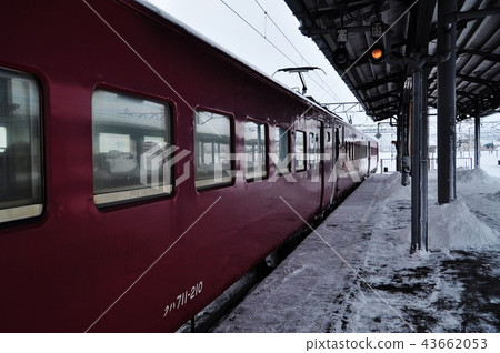Hakodate Main Line ordinary train (711 series) leaving Iwamizawa Station 43662053
