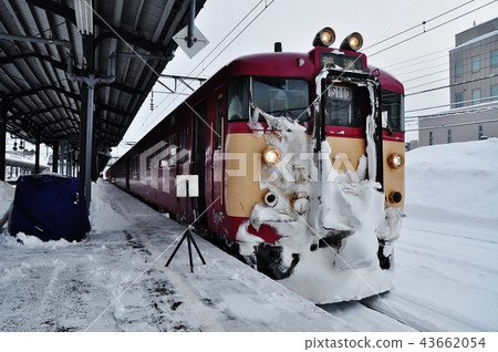 Hakodate main line ordinary train (711 series) stopping at Iwamizawa Station 43662054