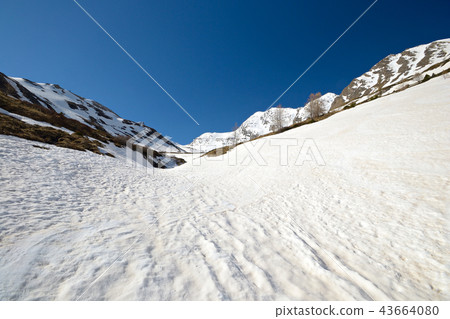High altitude snow melting pattern 43664080