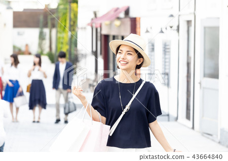 一個喜歡購物的年輕女子 一個喜歡購物的年輕女子 43664840