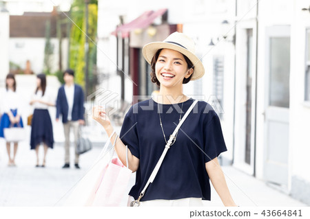 A young woman who enjoys shopping A young woman who enjoys shopping 43664841