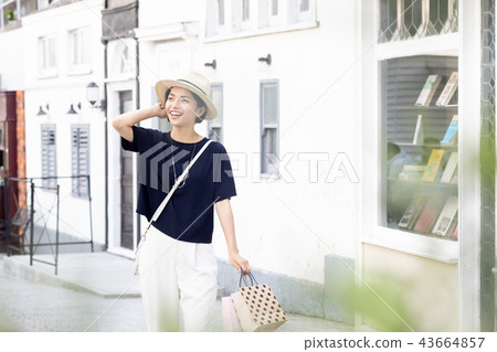 一個喜歡購物的年輕女子 一個喜歡購物的年輕女子 43664857