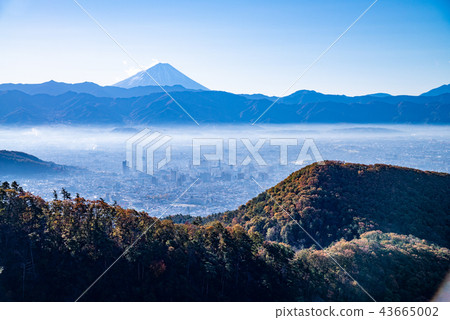 [Yamanashi Prefecture] From the Wada Pass of autumn leaves, I look at the Kofu Basin and Mt. Fuji 43665002