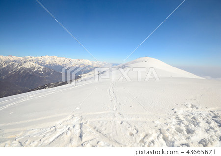 Panoramic snowy ridge 43665671