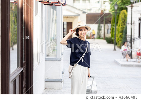 一個年輕女子獨自旅行 一個年輕女子獨自旅行 43666493
