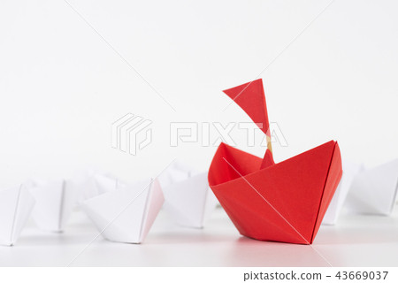 Leadership concept.red paper ship lead among white 43669037