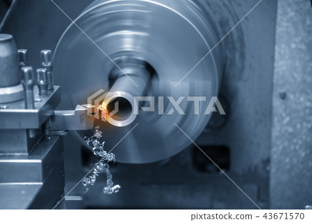 The  operation of lathe machine 43671570