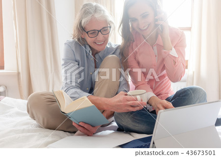 Senior and young woman working together as freelancers 43673501