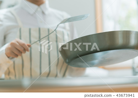 frying pan, frying-pan, frypan 43673941
