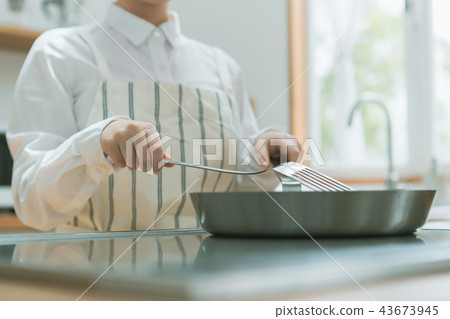 frying pan, frying-pan, frypan 43673945