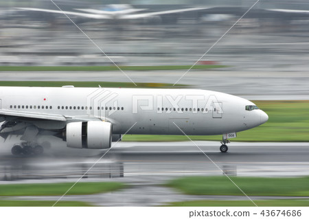 在下雨天降落 43674686