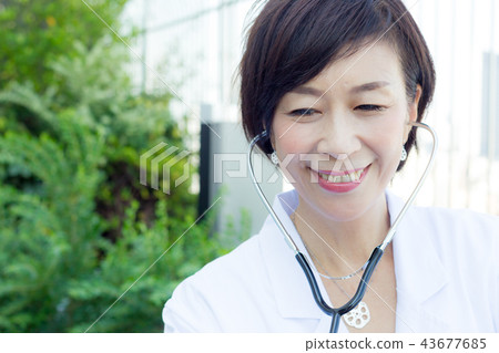 五十多歲的女醫生護士 43677685