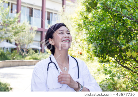 五十多歲的女醫生護士 43677730