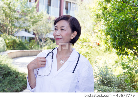 五十多歲的女醫生護士 43677779