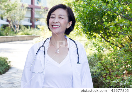 五十多歲的女醫生護士 43677805