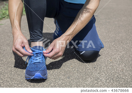 Men tying shoelaces before running 43678666
