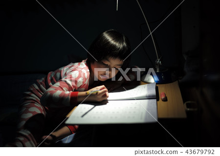 Portrait Asian girls doing homework under light 43679792