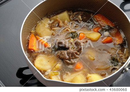 做肉和土豆。 做肉和土豆。 43680068