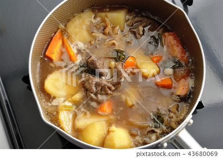 Make meat and potatoes. 43680069