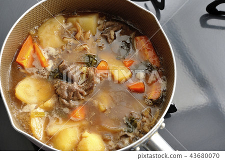 做肉和土豆。 做肉和土豆。 43680070