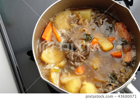 做肉和土豆。 做肉和土豆。 43680071